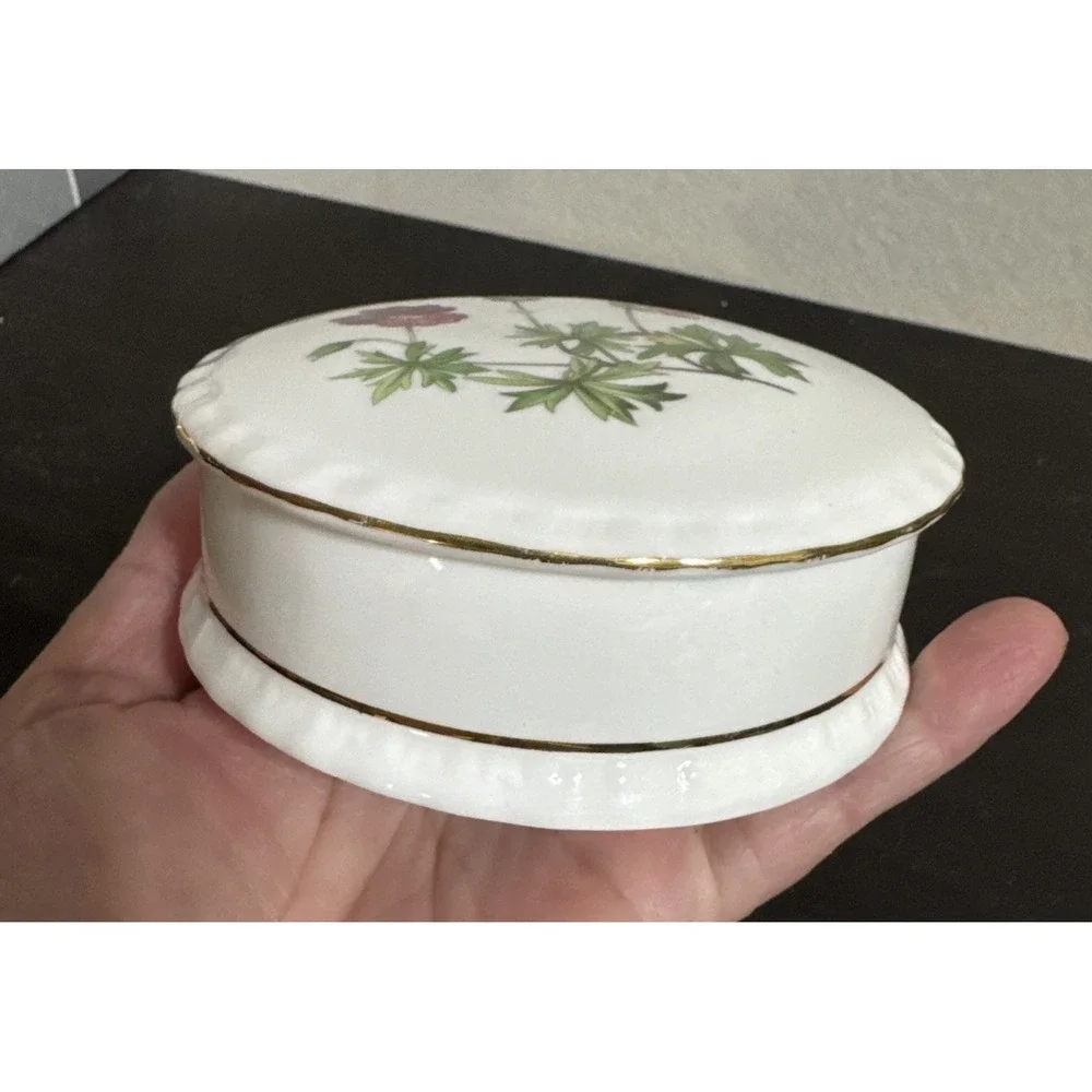 STAFFORDSHIRE ROYAL KENT ENGLAND BONE CHINA TRINKET/JEWELRY BOX GORGEOUS POPPIES